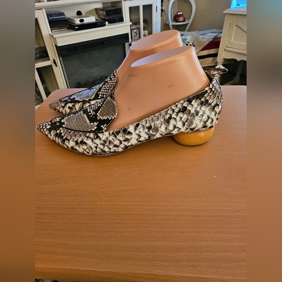 Jeffrey Campbell Shoes - JEFFREY CAMPBELL Super Cute faux Reptile Print Black Gray w/Round Wood Heel 10